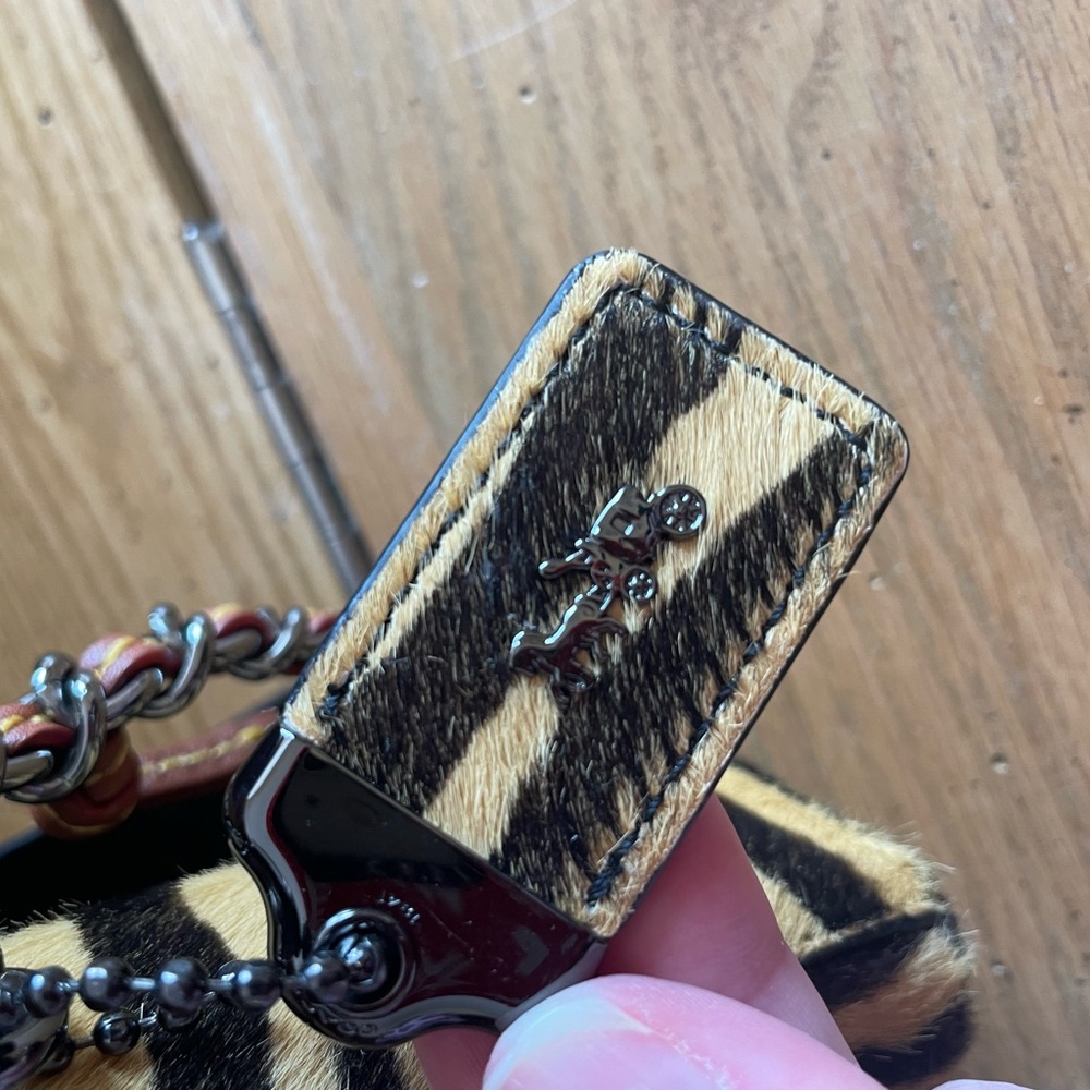 Coach crossbody in tiger pattern, calf hair and leather material. - Picture 5 of 8